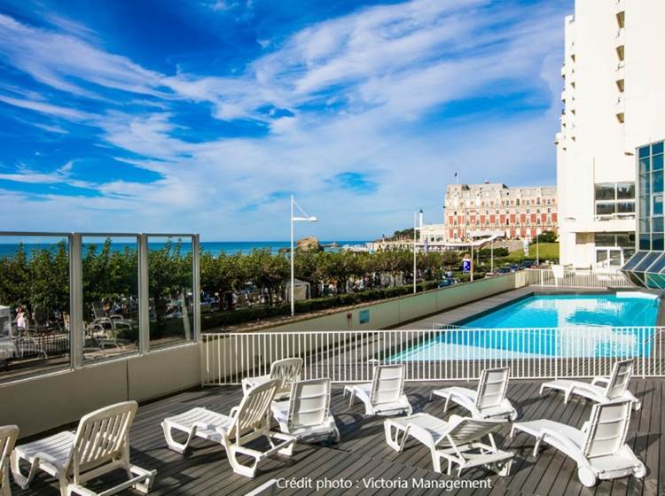 Piscine et solarium de la Résidence Victoria Surf