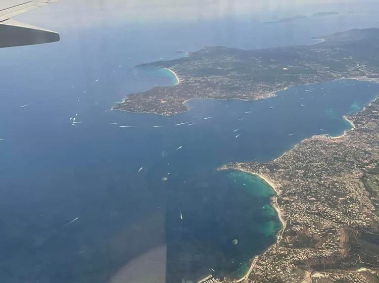 Vue d'avion du golf de Saint Tropez avec le port des Issambres