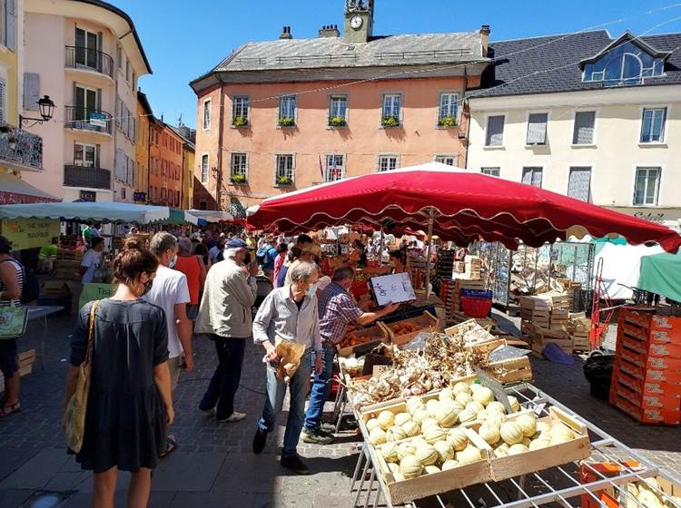 Le marché provençal d'Embrun