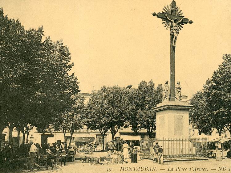 La Place d'Armes à l'été 1916. L'emplacement de l'hôtel est à gauche de la photo