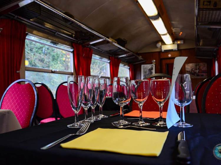 Les tables du train restaurant - Photo C. Deruelle