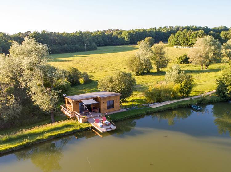 A son bord, une cabane