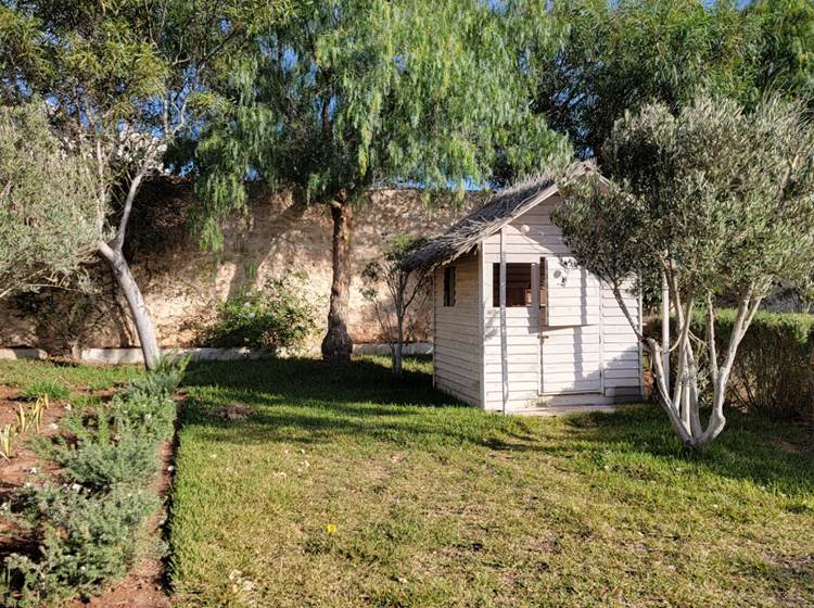 Villa Dar Céleste - petite cabane en bois dans le jardin pour les enfants