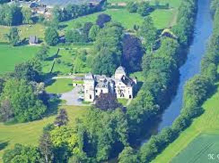 Le château de Lassus logé dans la verdure