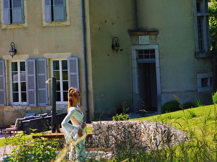 Pose photo d'une miss sur la terrasse du Manoir du Colombier