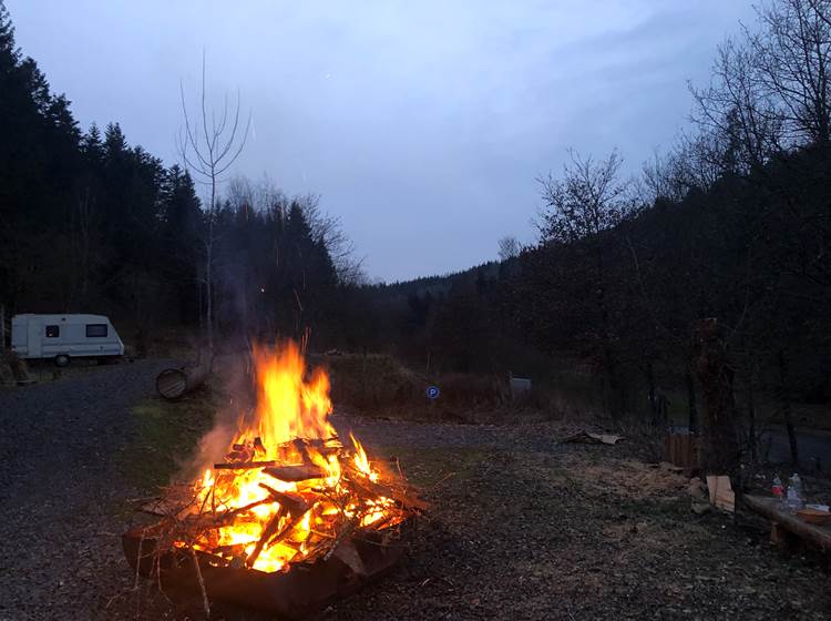 faire une feu de camp - vacances conviviales