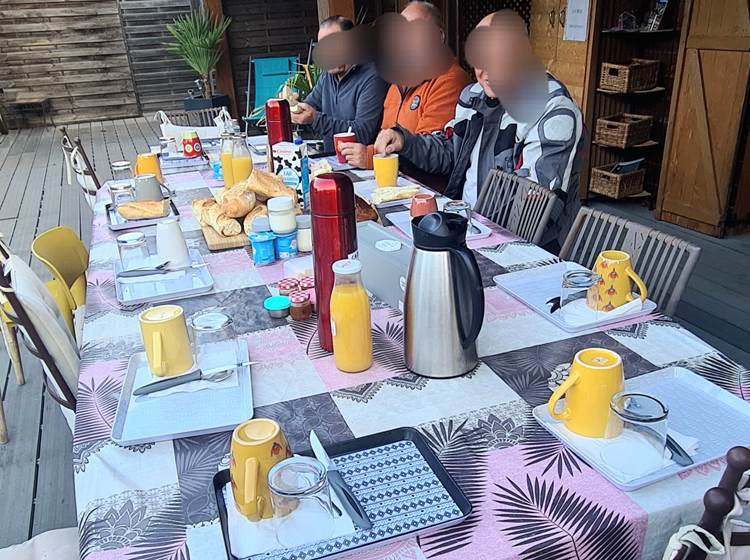 Le petit déjeuner d'un groupe de 15 motards