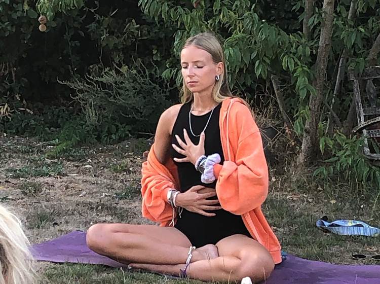 Fanny propose des cours de yoga