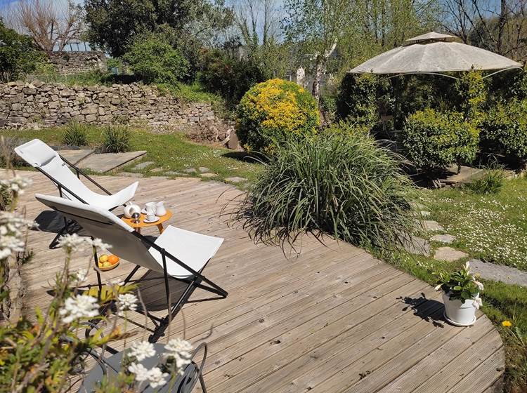 Se détendre au solarium naturel devant la rotonde ombragée