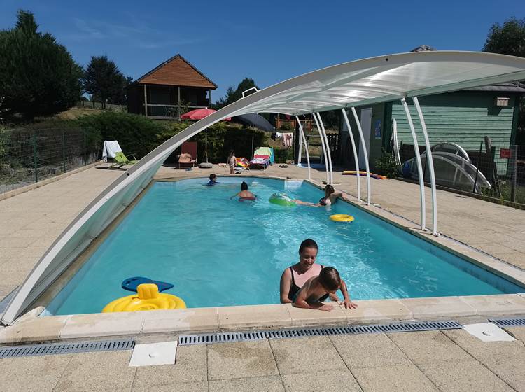 la piscine est sécurisée et chauffée par le dôme