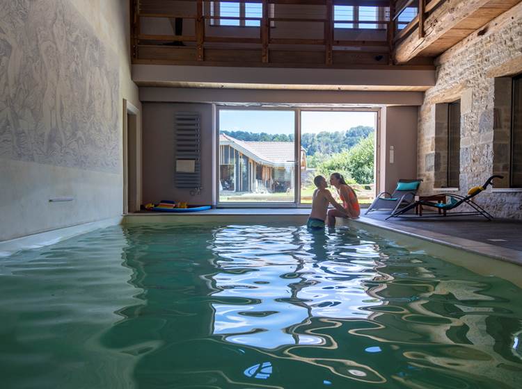 Notre piscine intérieure est un véritable joyau, offrant un sanctuaire de tranquillité