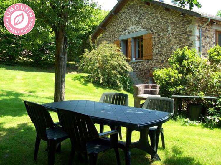 Gîte Antoine : à l'ombre des grands chênes qui abritent oiseaux et écureuils.