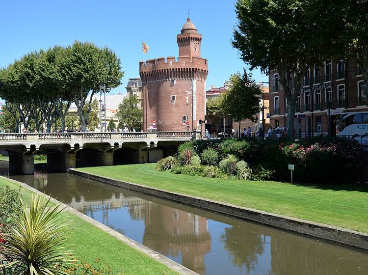 Le Castillet et le canal