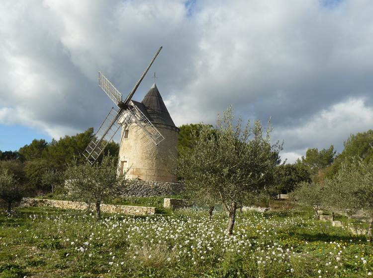 Moulin à vent de Joucas dans le Luberon près de Saint-Saturnin les Apt