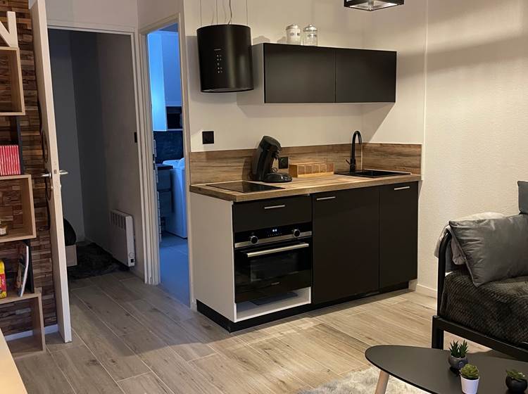 Salon avec coin cuisine