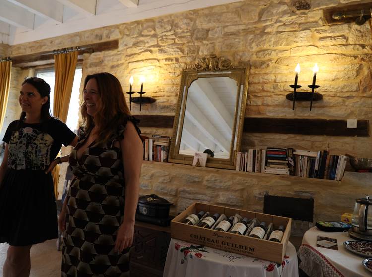 Degustation de vin dans le grand salon au Château de Saint-Chamarand dans le Lot