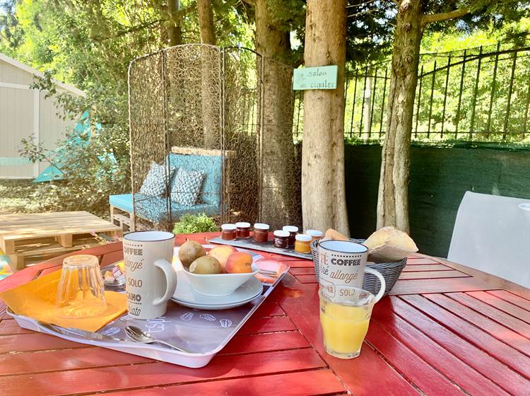 Camargue, Lunel, petit déjeuner dans le jardin