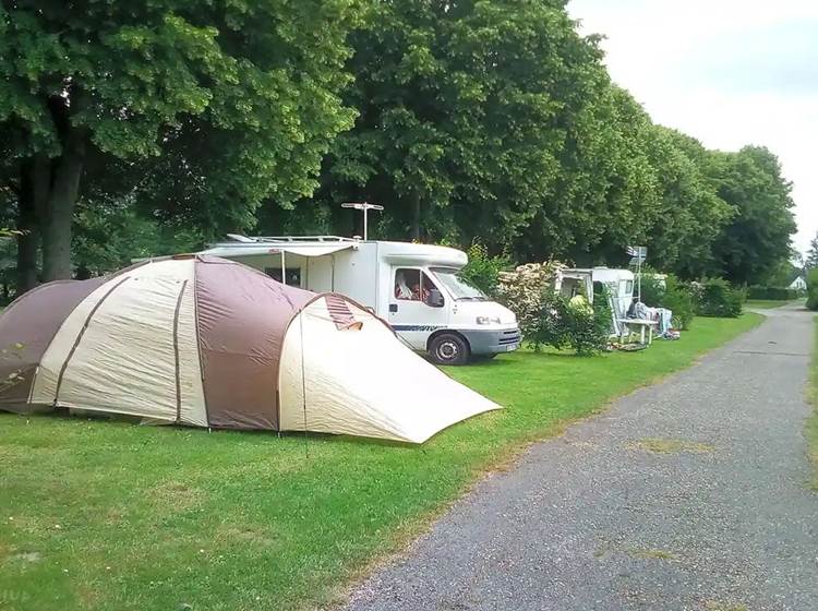 De grands emplacements nus camping