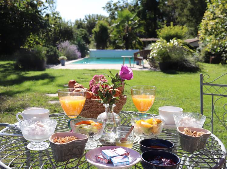 Les Charmes de Sarlat - Chambre d'hôtes Sarlat - Petit déjeuner vue piscine