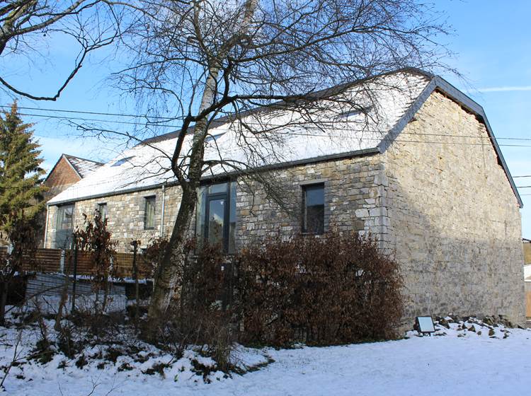 L'arrière vu de la pelouse de l'église classée qui jouxte les gîtes