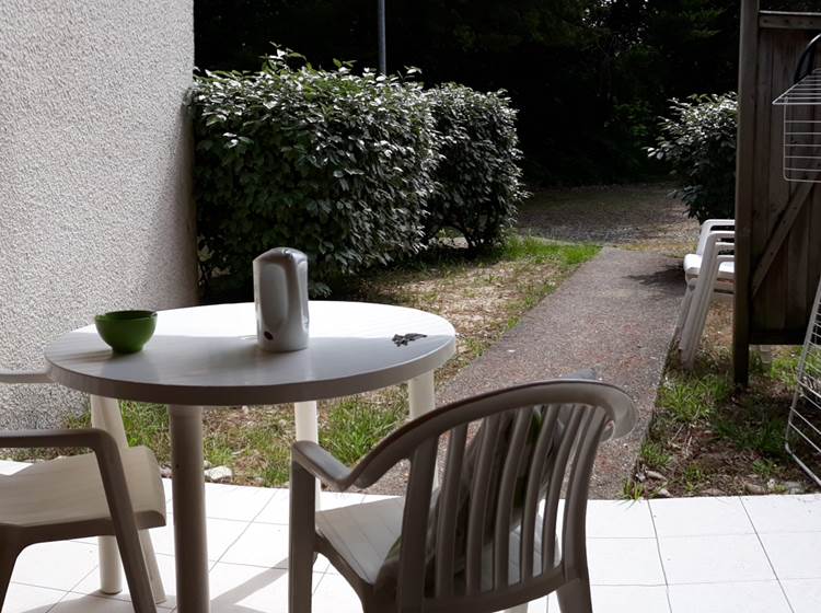 Terrasse abritée salon de jardin