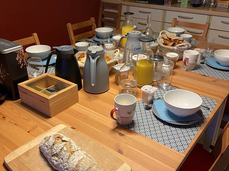 Le pain et la table du petit-déjeuner dans notre salle-à-manger