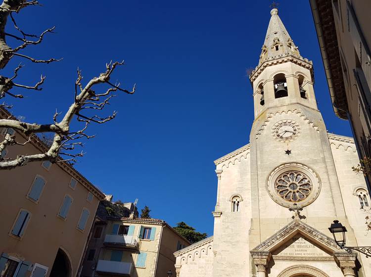 Eglise Saint-Etienne de Saint-Saturnin les Apt et ciel bleu d'hiver