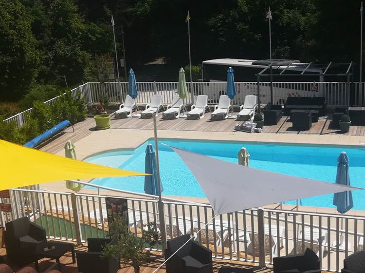 La piscine vue de la terrasse du bar