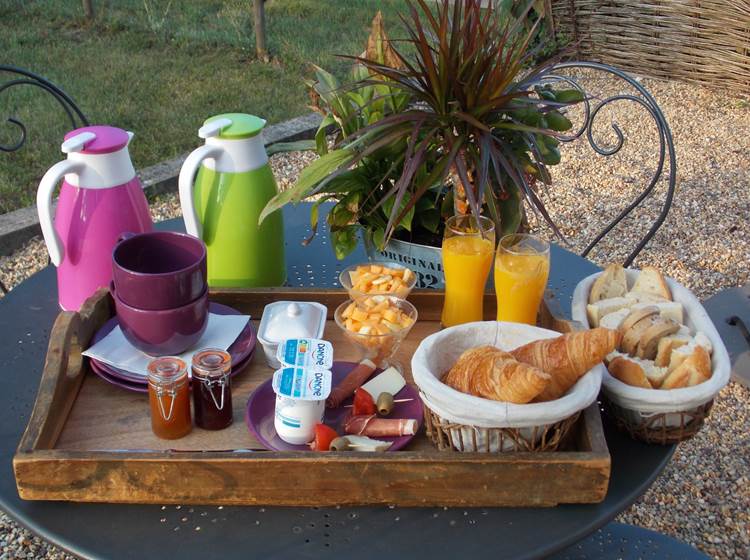 Plateau petit déjeuner servi en chambre - Picture of Domaine des