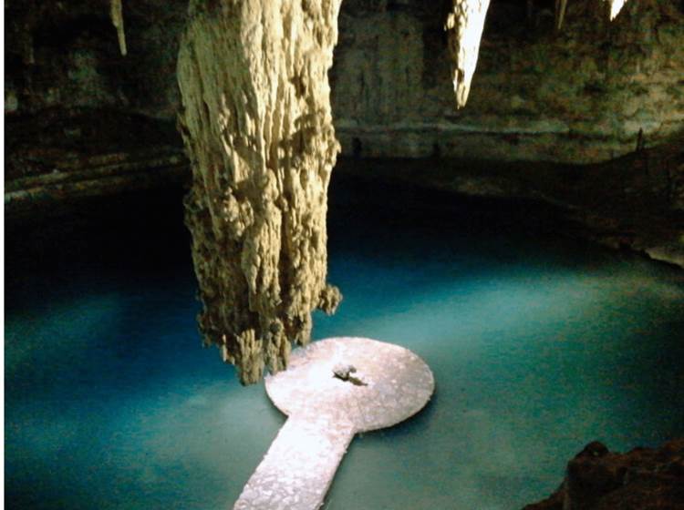 un cenote au mexique , ce trou rempli d'eau fraiche , qui était un lieu de culte pour les Mayas