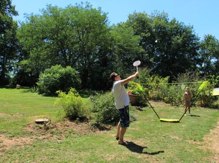 Match de badminton dans le jardin