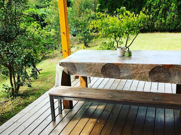 Table face au jardin pour veiller aux parties de foot