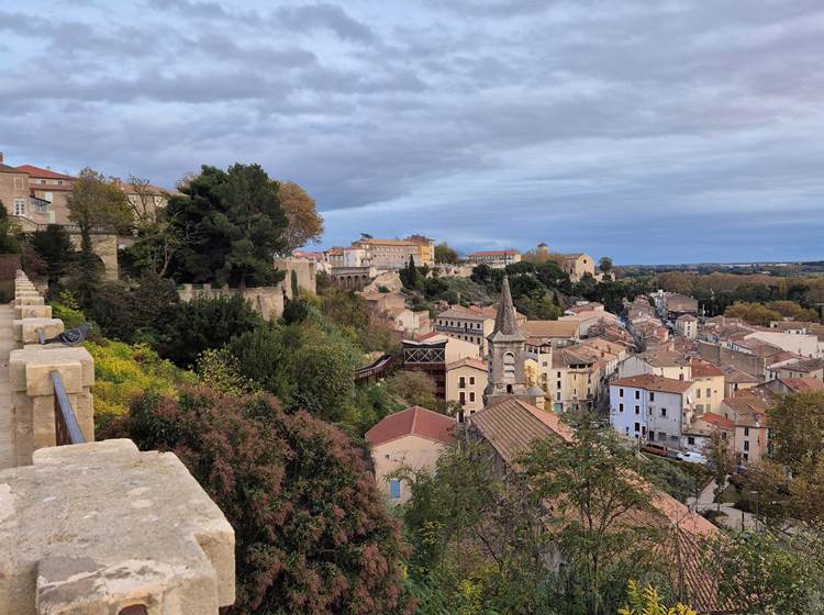 Vue depuis la Cathédrale vers l'église St Jacques au fond Béziers