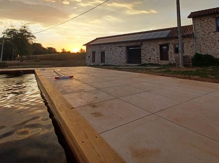 Couché de soleil dans la piscine