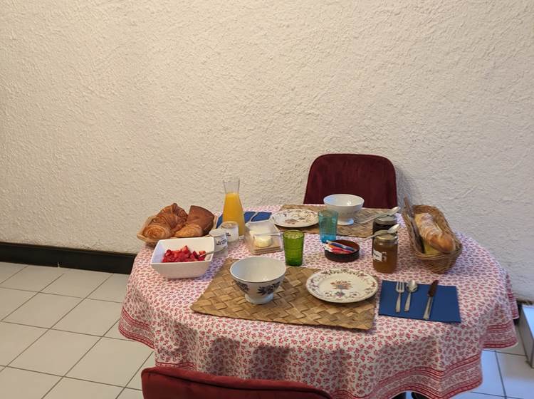 PETIT DEJEUNER CHAMBRE TILLEUL