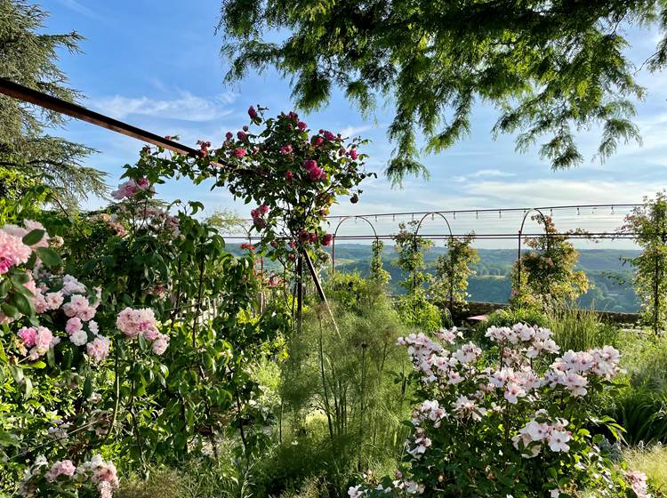 Le jardin et la vue panoramique sur la campagne