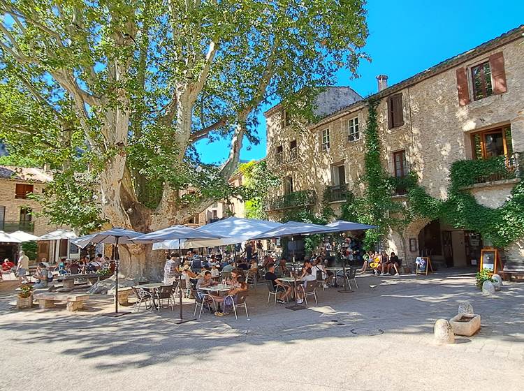 St Guilhem - place de la Liberté