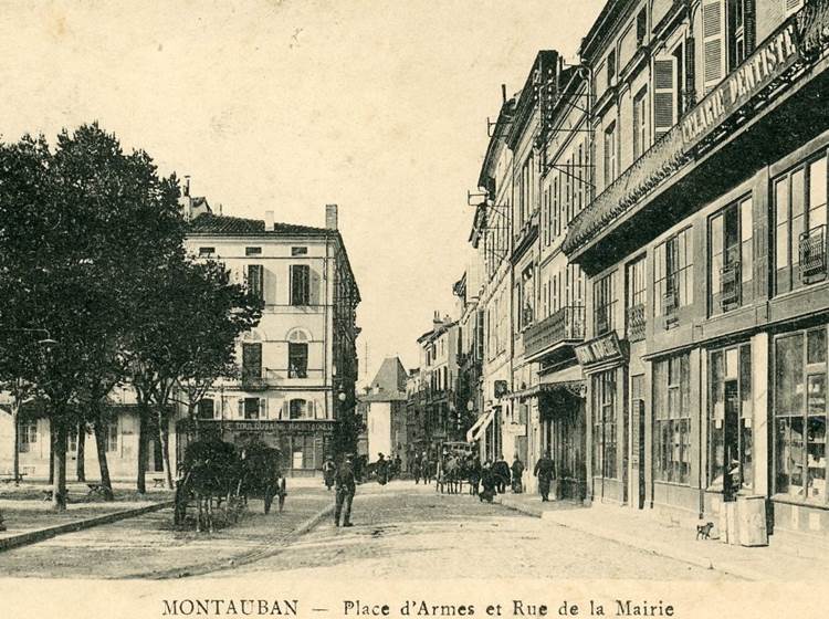 La Place d'Armes en 1910 avec le Musée Ingres au fond de la rue...