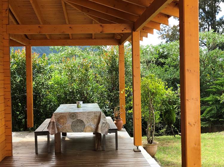 ou pour pique-niquer dans la cour à l'ombre sous la terrasse en bois