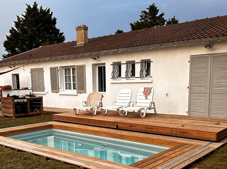 L'espace piscine et sa terrasse en bois