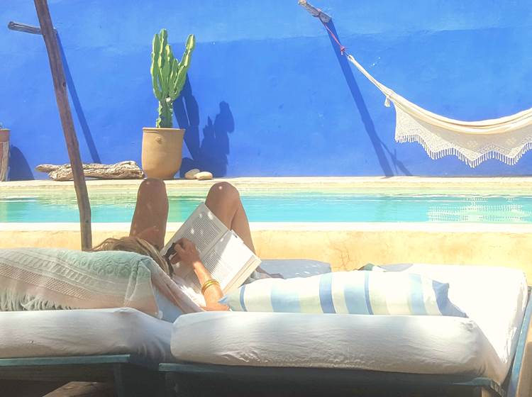 riad baoussala - lecture à la piscine