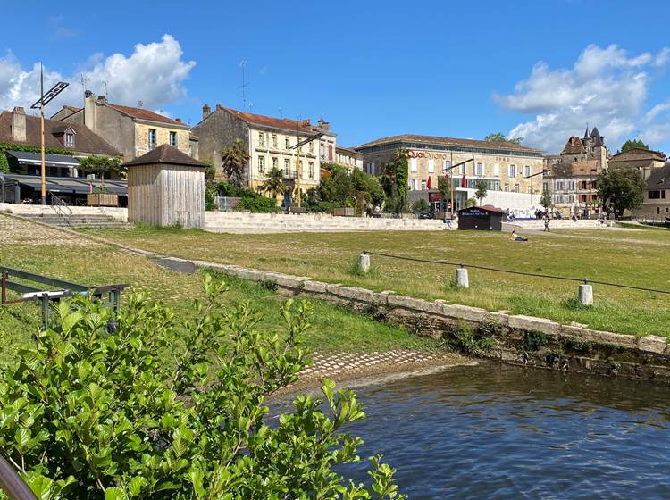 vue-quai-cyrano-bergerac-dordogne-riviere