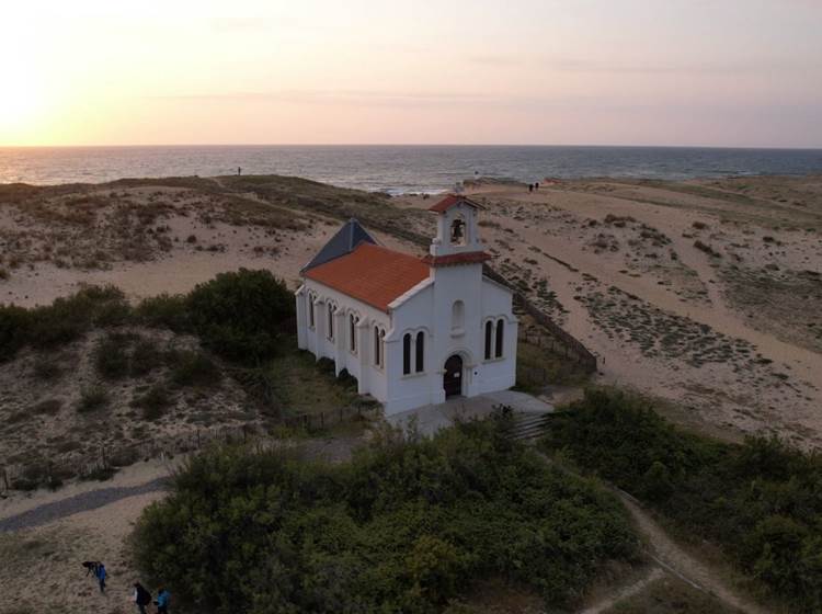 La chapelle sur la dune vue du ciel