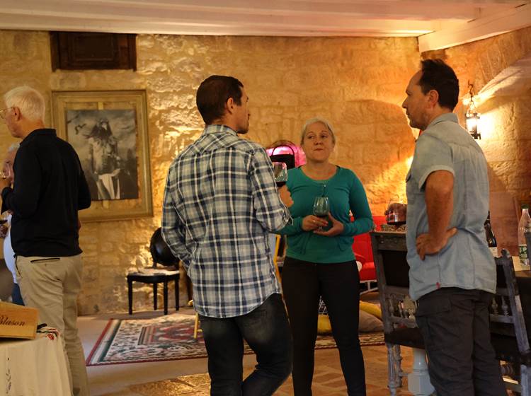 Degustation de vin dans le grand salon au Château de Saint-Chamarand dans le Lot