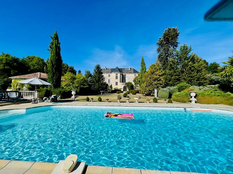 Se détendre dans la piscine