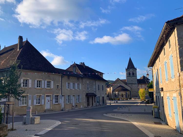 La maison (à gauche) et l'église