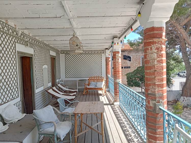 Le Mas Palegry chambres d'hôtes Perpignan - La terrasse du premier étage pour profiter de quelques instants de repos avant de prendre la route