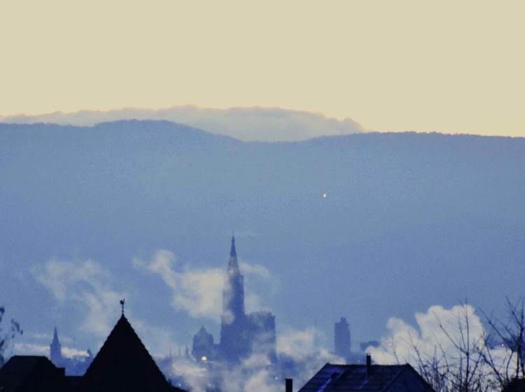 Le clocher dans la brume du matin