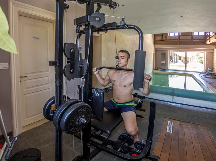 Séance d'entraînement de qualité avec notre équipement de musculation et notre tapis de course