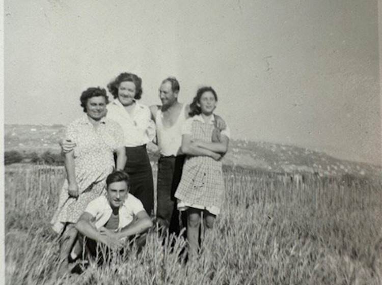 Mes arrières grands-parents dans les champs d'oeillets